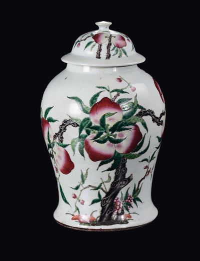 Potiche con Coperchio in Porcellana a Smalti Policromi con Decoro di Pesche, Cina, Dinastia Qing,...