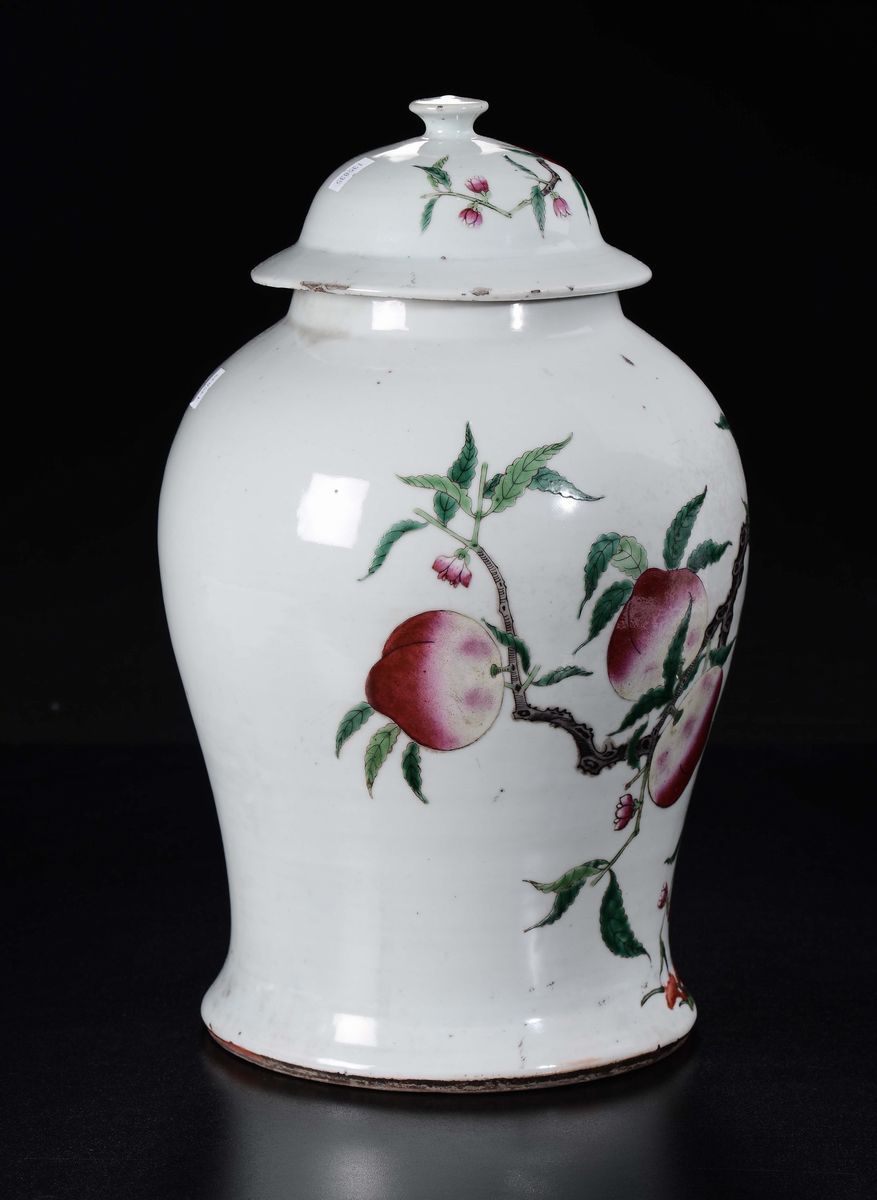 Potiche con Coperchio in Porcellana a Smalti Policromi con Decoro di Pesche, Cina, Dinastia Qing,...