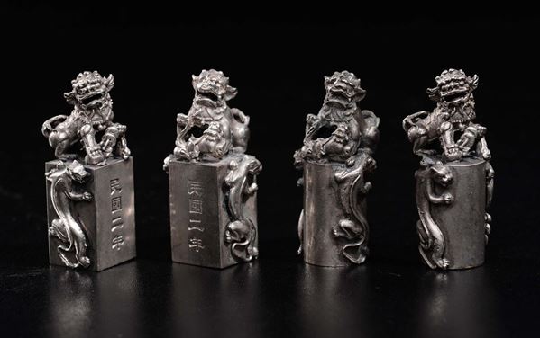 Quattro sigilli in silver sormontati da cani di Pho con iscrizioni, Cina, Dinastia Qing, XIX secolo