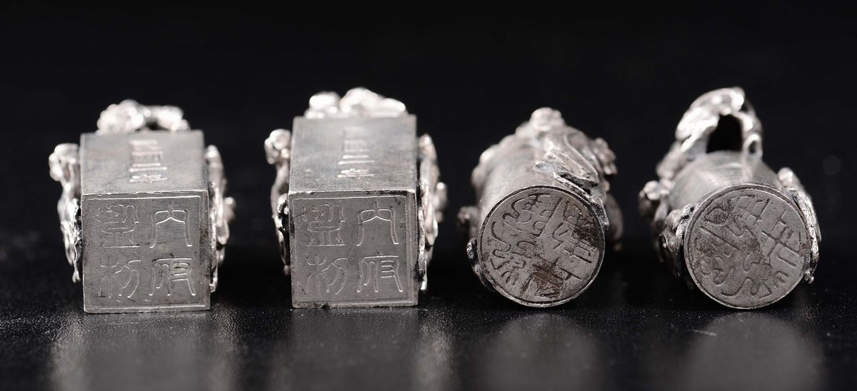 Quattro Sigilli in Silver Sormontati da Cani di Pho con Iscrizioni, Cina, Dinastia Qing, XIX Seco...