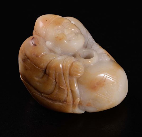 LOTTO RITIRATO Scultura in giada bianca e russet raffigurante saggio, Cina, XX secolo