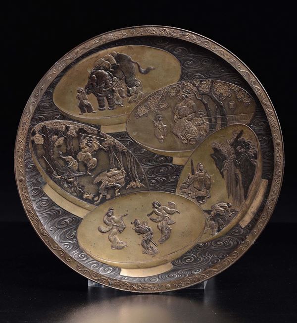 Piatto in bronzo con dorature raffigurante scene di vita di corte entro riserve, Cina, XX secolo