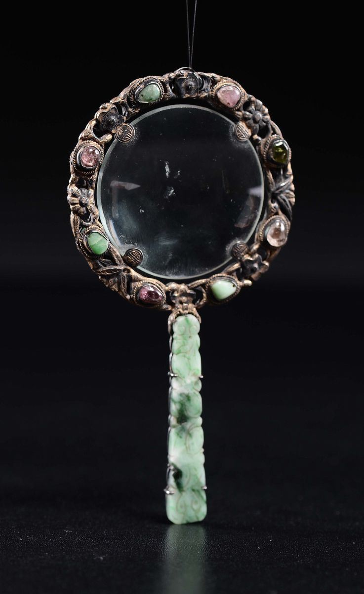 A magnifying glass with jadeite handle and hard stones inlays, China, Qing Dynasty, late 19th century  - Auction Chinese Works of Art - Cambi Casa d'Aste