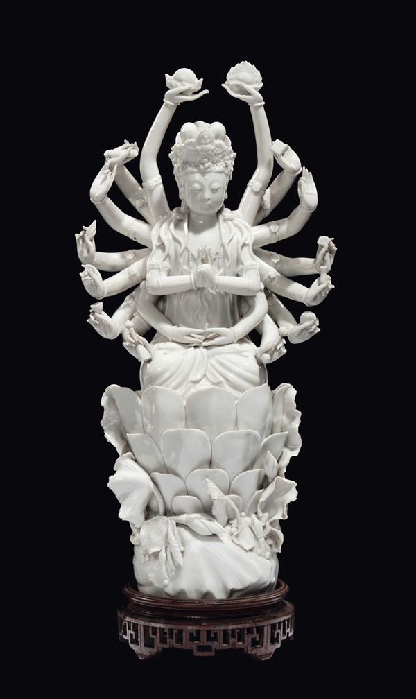 Divinità a più braccia su fiore di loto in porcellana Blanc de Chine, Cina, XX secolo