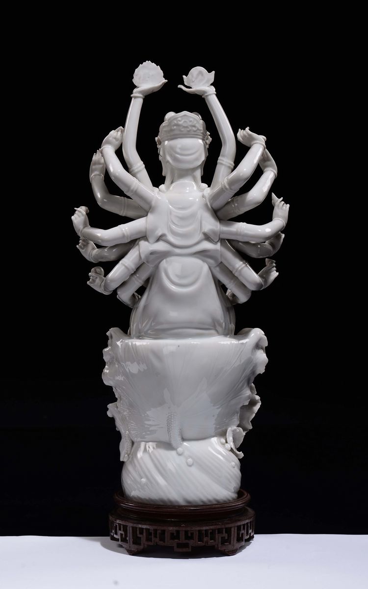 Divinità a Più Braccia su Fiore di Loto in Porcellana Blanc De Chine, Cina, XX Secolo
