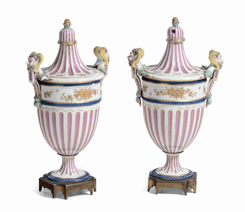 Coppia di vasi in porcellana con coperchio, Francia XIX secolo  - Auction Antique and Old Masters - I - Cambi Casa d'Aste