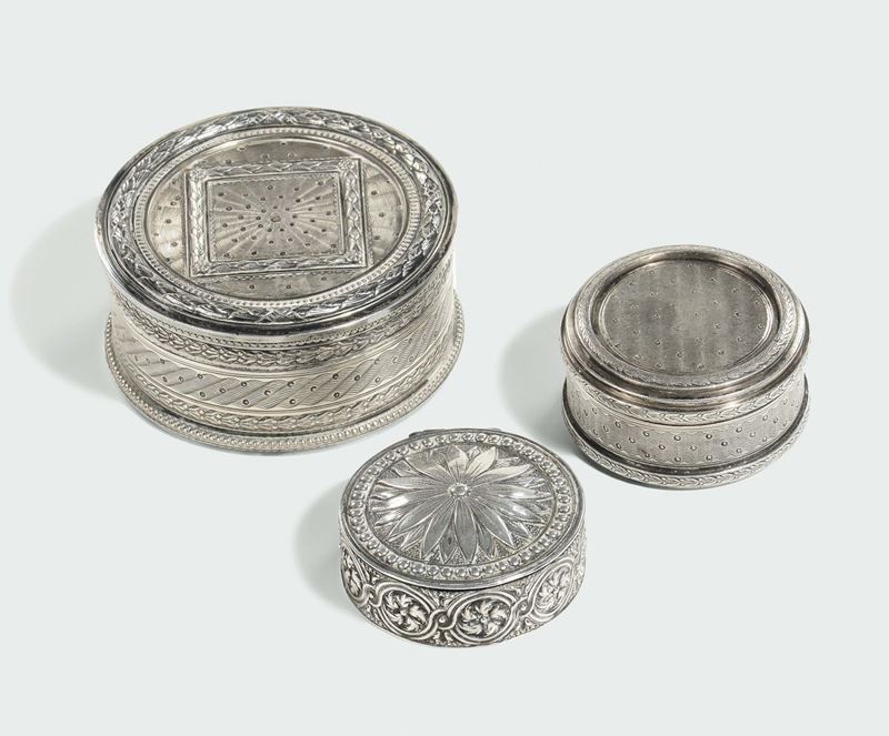 Tre scatoline circolari in argento, probabilmente Repubbliche baltiche del XX secolo  - Asta Fine Silvers - I - Cambi Casa d'Aste