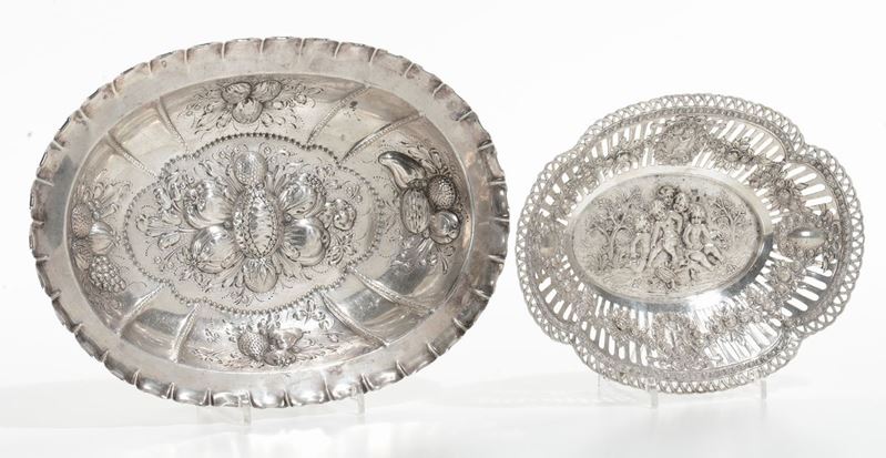 Due vassoi diversi in argento  - Asta Antiquariato e Dipinti Antichi - I - Cambi Casa d'Aste