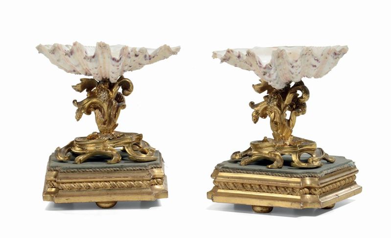 Coppia di alzatine con coppe in conchiglia, Francia, XIX secolo  - Asta Antiquariato e Dipinti Antichi - I - Cambi Casa d'Aste