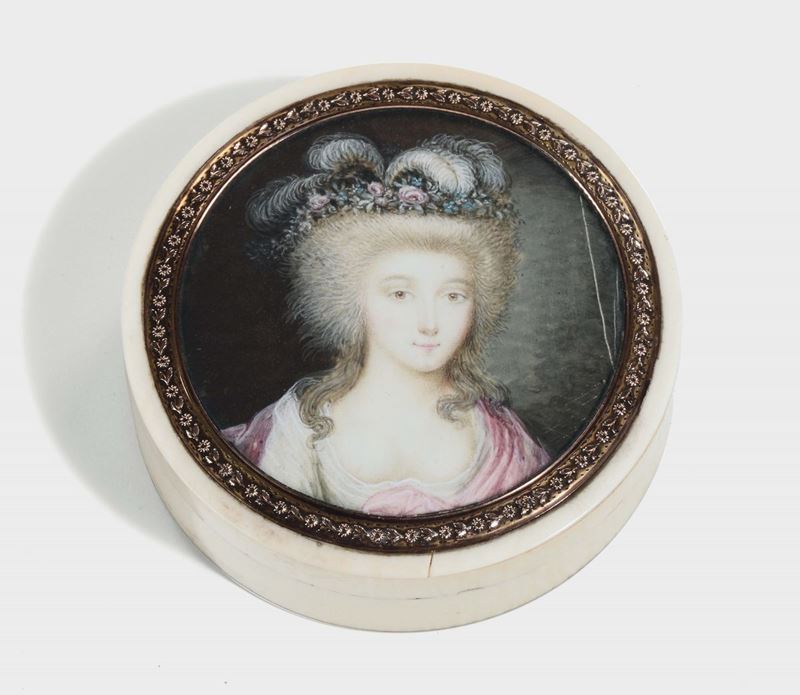 A round ivory cigarette case with female portrait on the cover, France, 19th century  - Auction Fine Silvers - I - Cambi Casa d'Aste