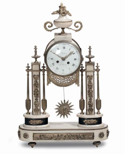 Orologio Luigi XVI a Portico in Marmo Bianco e Bronzo Dorato, Francia, XIX Secolo