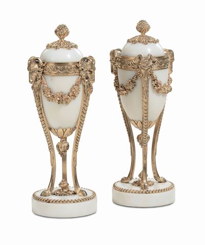 Coppia di Cassolettes in Marmo Bianco e Bronzo Dorato, Francia XIX Secolo