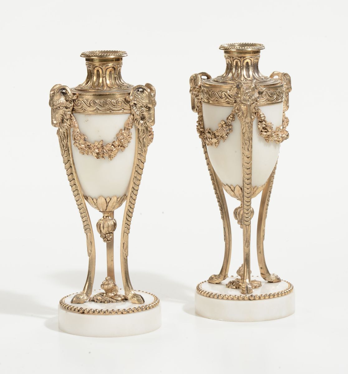 Coppia di Cassolettes in Marmo Bianco e Bronzo Dorato, Francia XIX Secolo