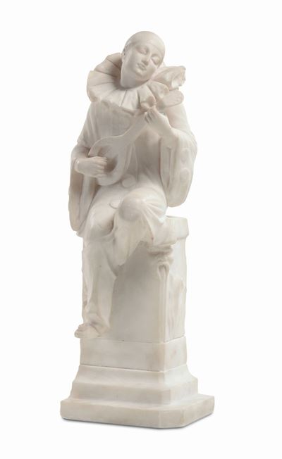 Scultura in Marmo Bianco Raffigurante Pierrot Col Mandolino, XX Secolo