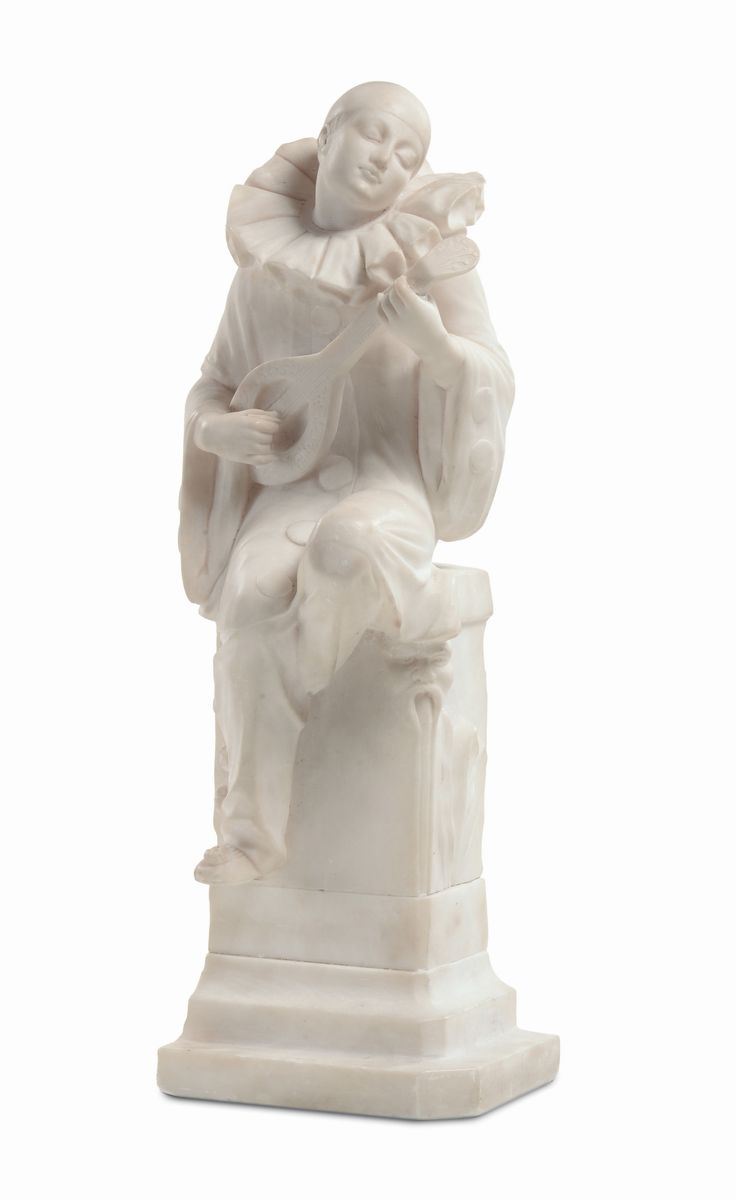 Scultura in marmo bianco raffigurante Pierrot col mandolino, XX secolo  - Asta Antiquariato e Dipinti Antichi - I - Cambi Casa d'Aste