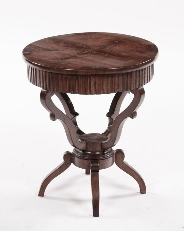 Tavolino circolare con fascia decorata a scanalature