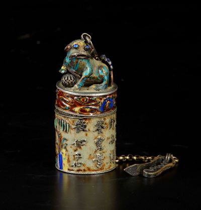 Portapillole in Argento Smaltato con Cane di Pho e Iscrizioni, Cina, XX Secolo