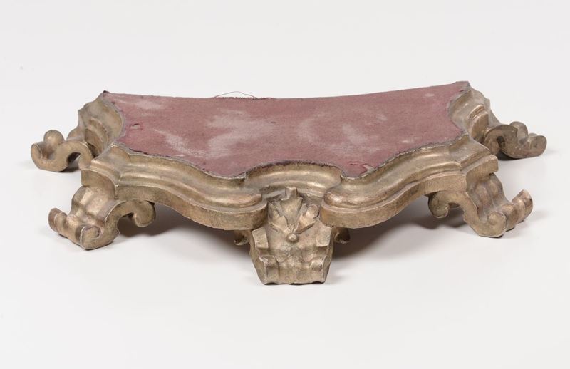 Piccola basetta in legno dorato, XVIII secolo  - Asta Antiquariato e Dipinti Antichi - I - Cambi Casa d'Aste
