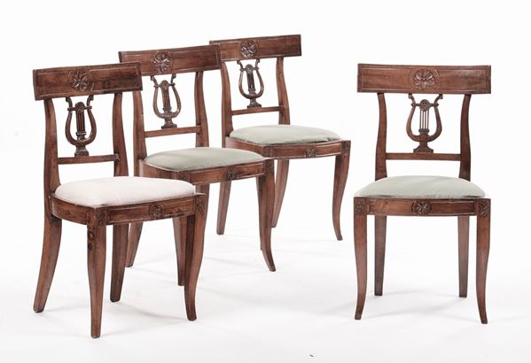 Quattro sedie in noce