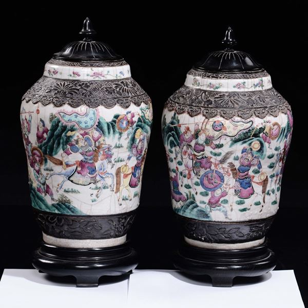 Coppia di vasi con coperchi in legno in porcellana craquele raffiguranti scene di battaglia , Cina, Dinastia Qing, fine XIX secolo