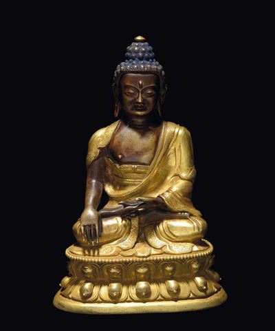 Figura di Buddha in Bronzo Dorato Seduto su Doppio Fiore di Loto, Cina, Dinastia Qing, Epoca Qian...