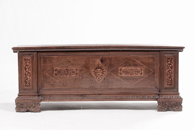 Cassapanca in noce e radica di noce, XIX secolo  - Asta Arredi dalle dimore degli eredi Ercole Marelli e altre provenienze - Cambi Casa d'Aste