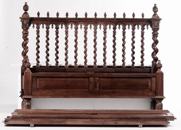 Letto matrimoniale in noce, Spagna (?)