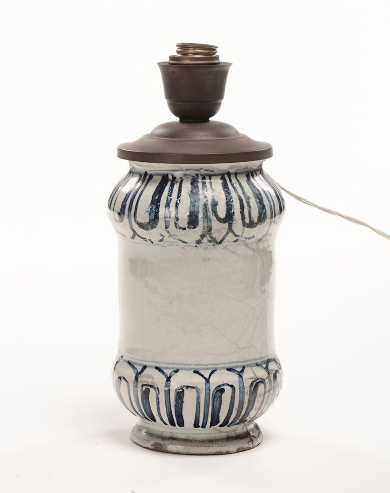 Albarello in maiolica trasformato in lampada  - Asta Antiquariato e Dipinti Antichi - I - Cambi Casa d'Aste