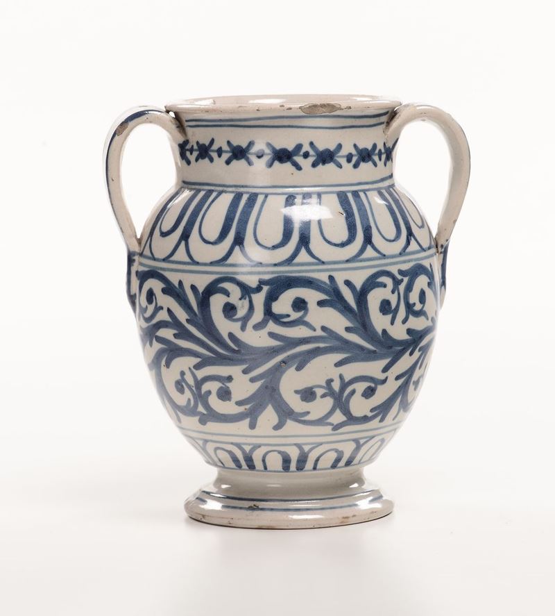Vaso in maiolica bianca e blu  - Asta Antiquariato e Dipinti Antichi - I - Cambi Casa d'Aste