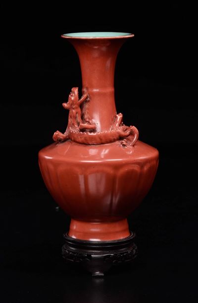 Vaso in Porcellana Monocroma Arancione con Draghetto a Rilievo, Cina, XX Secolo
