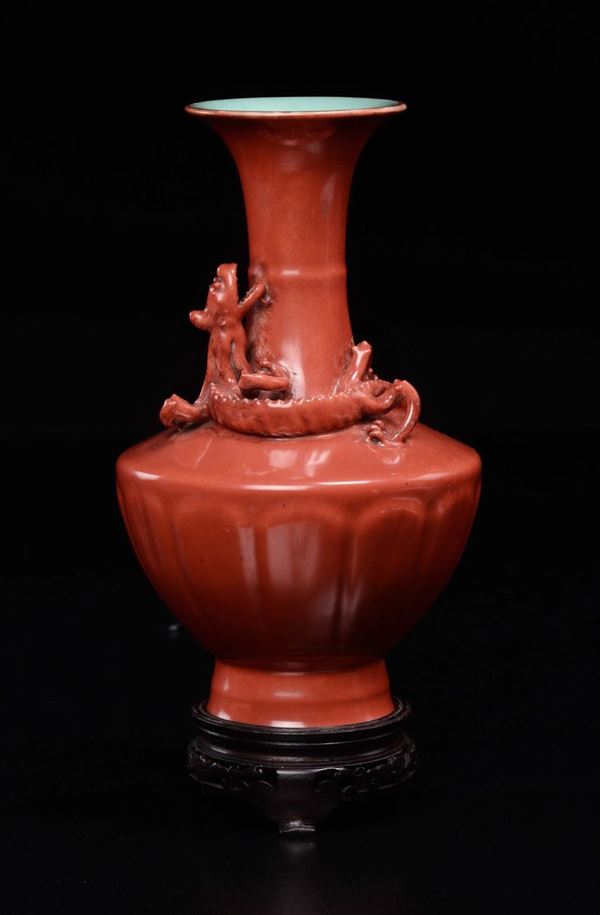 Vaso in porcellana monocroma arancione con draghetto a rilievo, Cina, XX secolo