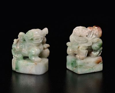Due Cani di Pho Scolpiti in Giadeite e Russet, Cina, XX Secolo
