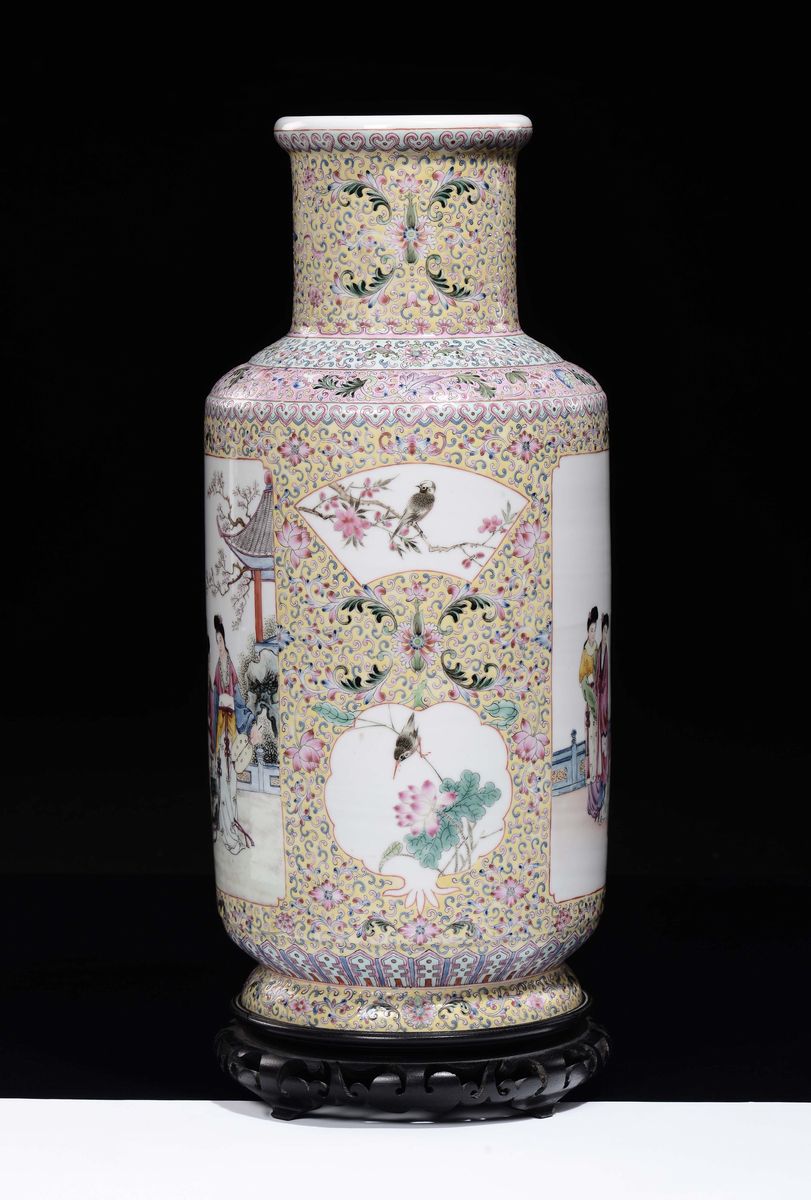 Vaso in Porcellana a Fondo Giallo con Raffigurazione di Guanyin Entro Riserve, Cina, XX Secolo