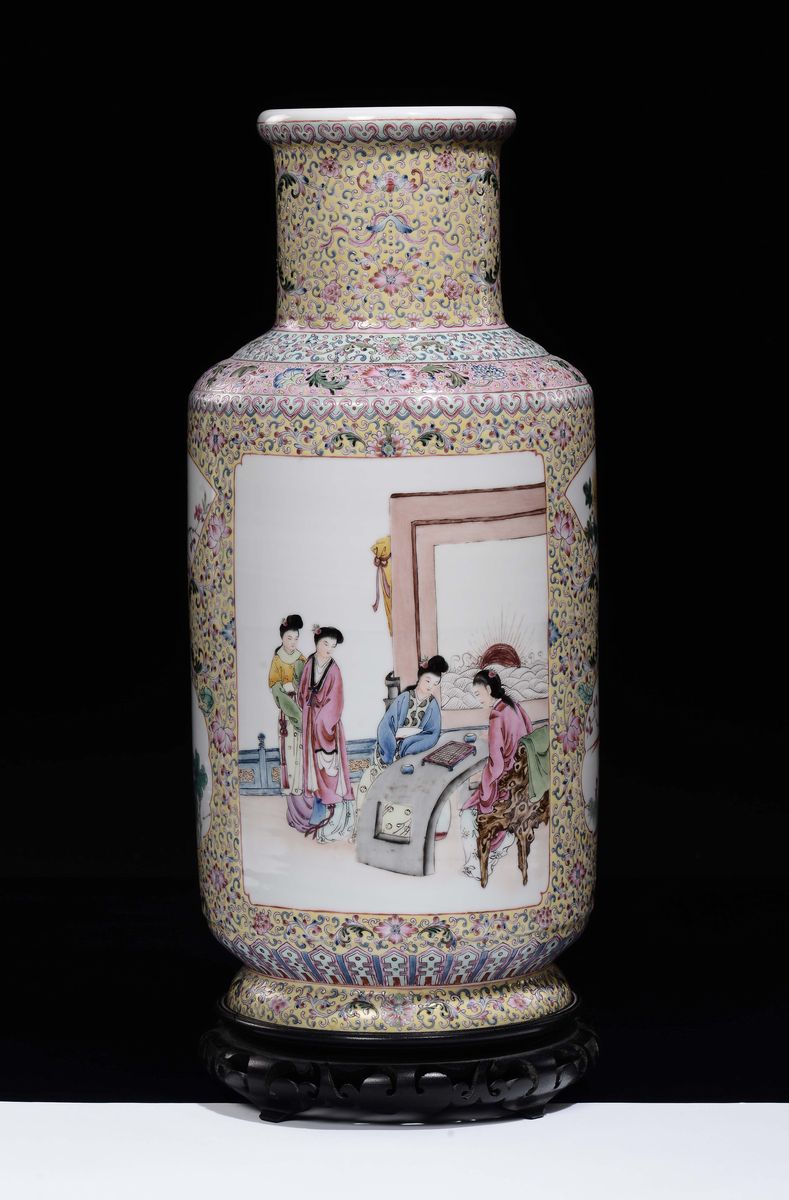Vaso in Porcellana a Fondo Giallo con Raffigurazione di Guanyin Entro Riserve, Cina, XX Secolo