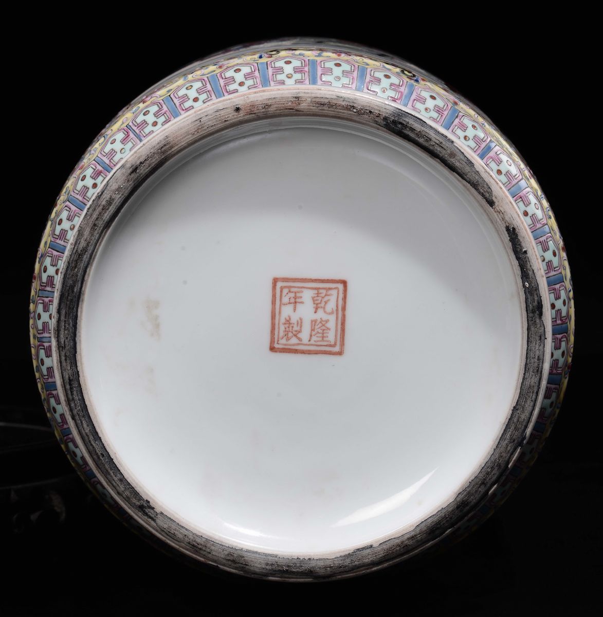 Vaso in Porcellana a Fondo Giallo con Raffigurazione di Guanyin Entro Riserve, Cina, XX Secolo