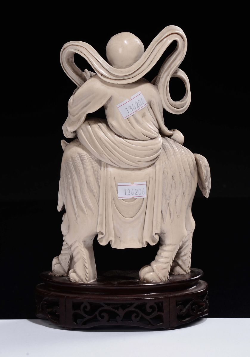 Figura di Saggio in Avorio su Cane di Pho, Cina, Dinastia Qing, XIX Secolo