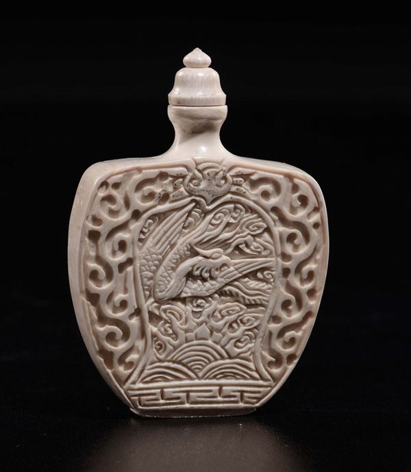 Snuff bottle scolpita in avorio con dragone e fenice, Cina, inizio XX secolo