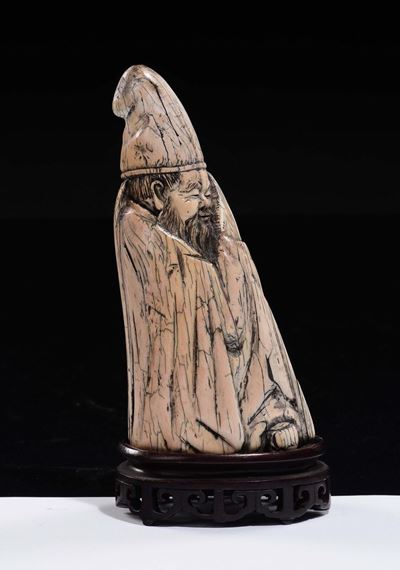Saggio con Cappello Scolpito in Avorio Fossile, Cina, Inizio XX Secolo
