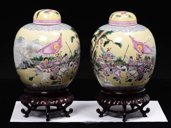 Coppia di vasi con coperchio in porcellana a fondo giallo raffiguranti con scene di battaglia, Cina, XX secolo