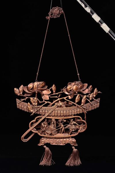 Coppia di Decorazioni in Legno Laccato con Scene di Vita di Corte, Cina, Dinastia Qing, Fine XIX ...