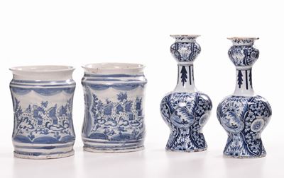 Lotto di Quattro Pezzi in Maiolica Bianca e Blu in Stile