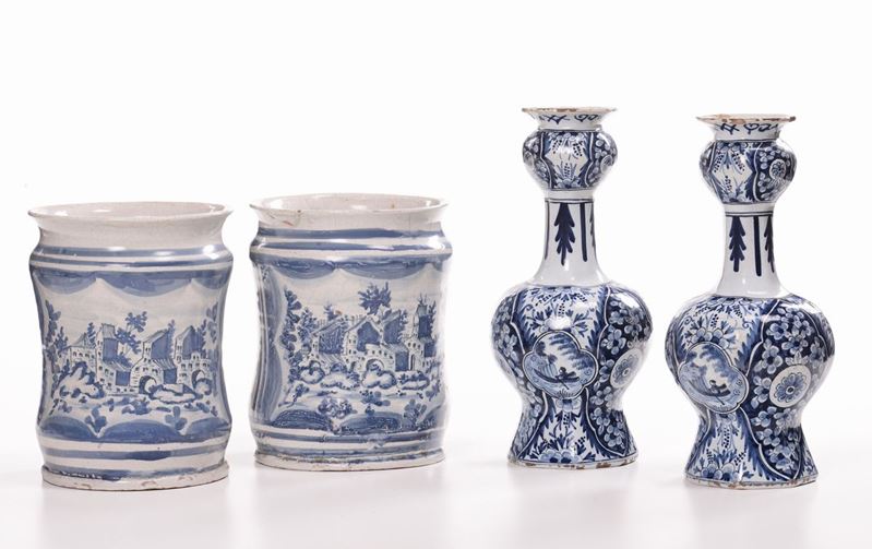 Lotto di quattro pezzi in maiolica bianca e blu in stile  - Asta Antiquariato e Dipinti Antichi - I - Cambi Casa d'Aste