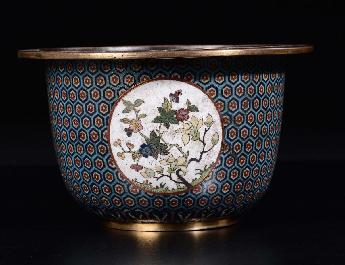Cachepot in Smalti Cloisonné con Decoro a Nido D’api e Fiori Entro Riserve, Cina, Dinastia Qing, ...