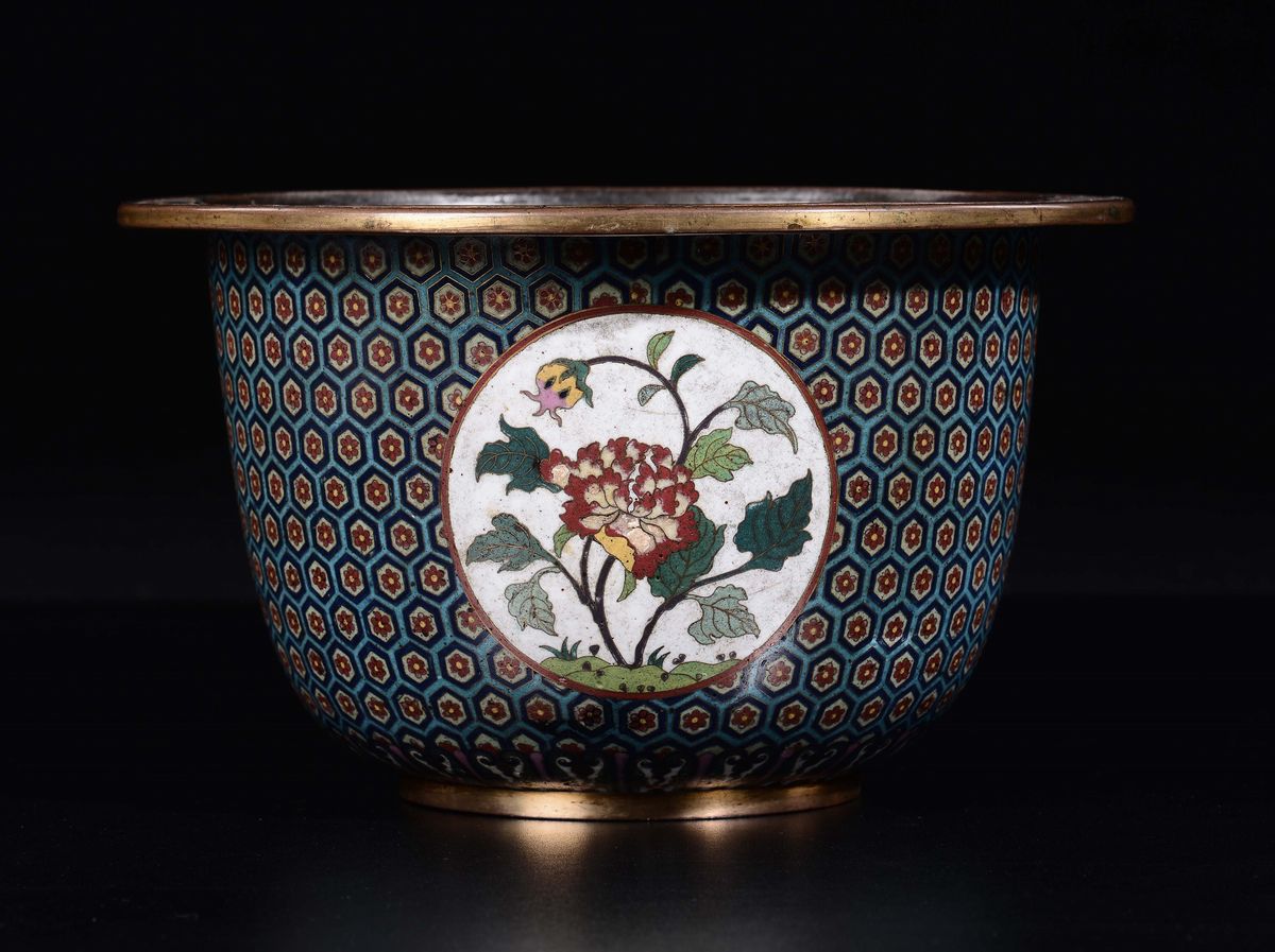 Cachepot in Smalti Cloisonné con Decoro a Nido D’api e Fiori Entro Riserve, Cina, Dinastia Qing, ...