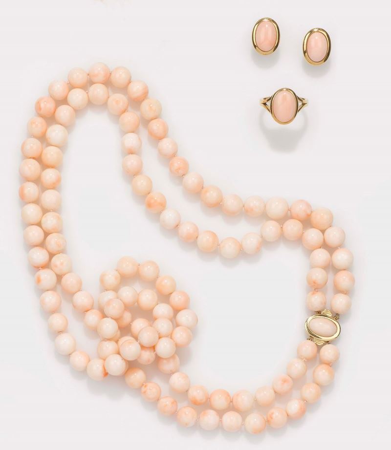Parure composta da girocollo,orecchini ed anello in corallo rosa Pacifico  - Asta Fine Jewels - II - Cambi Casa d'Aste