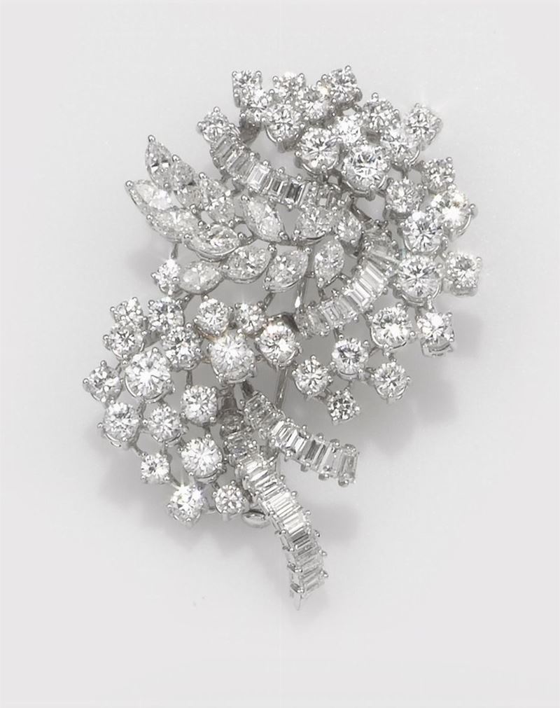 A diamond brooch. The round, baguette-cut and marquise-cut diamonds weighing approx. 9,00 carats are mounted in white gold 750/1000  - Auction Fine Jewels - Cambi Casa d'Aste