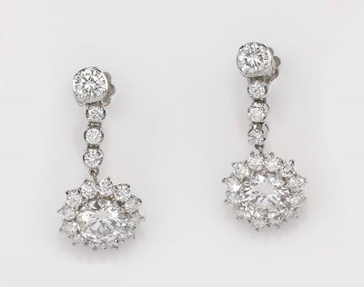 Orecchini Pendenti con Diamanti. il Diamante Centrale Misura Ct 2,10 Circa