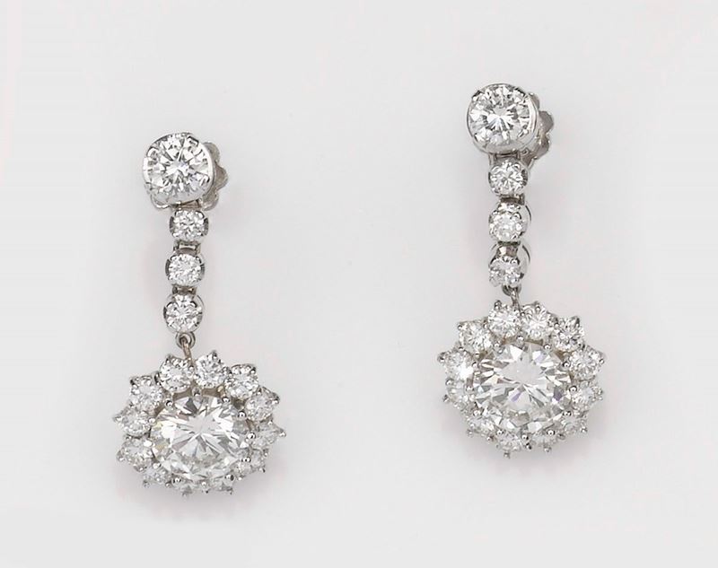 Orecchini pendenti con diamanti. Il diamante centrale misura ct 2,10 circa  - Asta Fine Jewels - II - Cambi Casa d'Aste