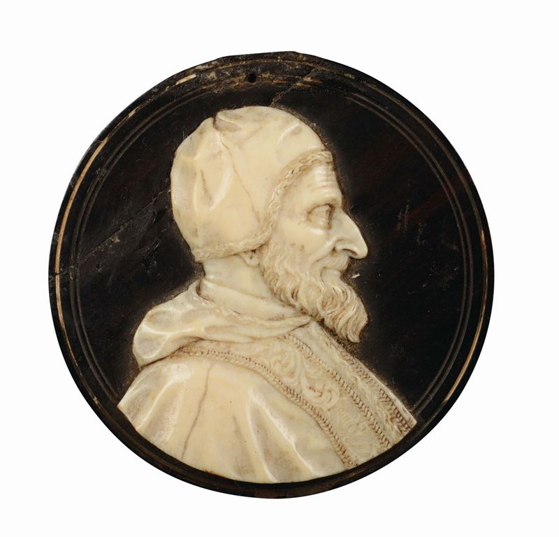 Profilo di Papa Innocenzo XI in avorio su supporto circolare in legno, artista barocco romano del XVII secolo  - Asta Scultura e Oggetti d'Arte - Cambi Casa d'Aste