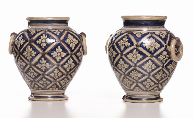 Coppia di vasi in porcellana a boccia, XIX secolo  - Asta Antiquariato e Dipinti Antichi - I - Cambi Casa d'Aste